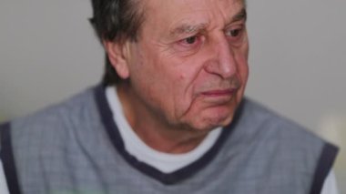 Memnun yaşlı adam yüz ifadesi gülümsüyor mutlu son sınıf öğrencisi yakın çekim yüzü