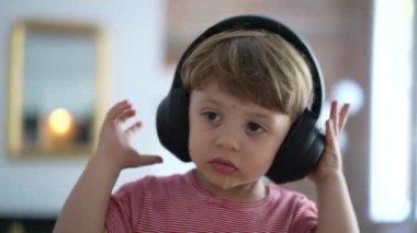 Çocuğun kulaklığı çıkarması müziği durdurur