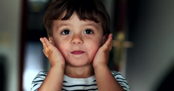 顽皮的小男孩的画像可爱的脸 — 图库视频影像