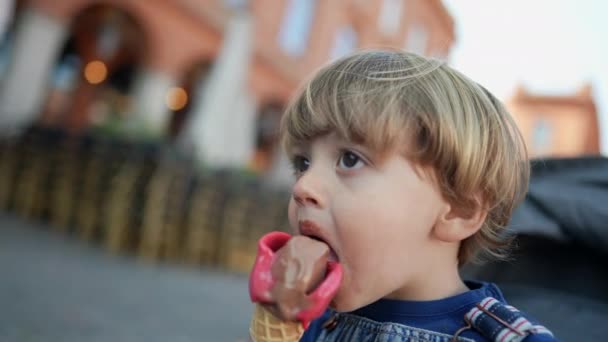 Roztomilý Malý Chlapec Jíst Lahodnou Zmrzlinu — Stock video