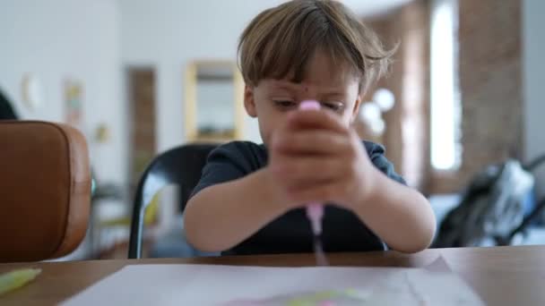 Bambino Che Gioca Con Arte Artigianale Casa Premendo Vernice Carta — Video Stock