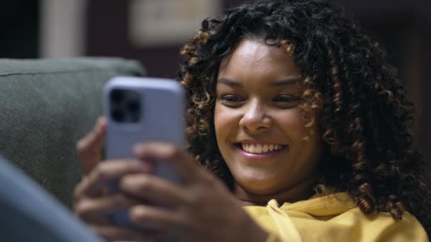 Eine Junge Schwarze Brasilianerin Telefoniert Lachend Und Lächelnd Ehrlicher Afroamerikaner — Stockvideo