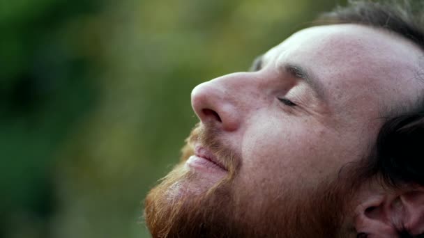 Homem Grato Fechando Olhos Meditação Pessoa Que Abre Olhos Para — Vídeo de Stock