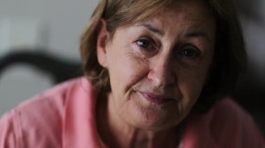 Gülümseyen mutlu son sınıf kadın portresi