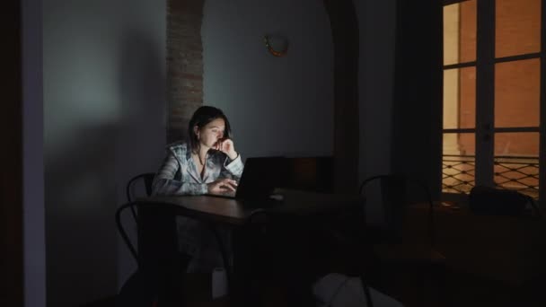 Drámai Felvétel Egy Nőről Laptop Előtt Éjszaka — Stock videók