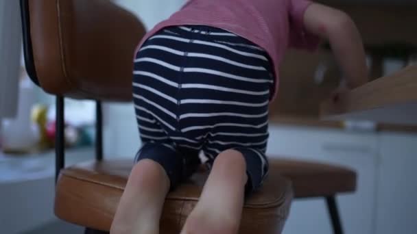 Dítě Slézá Židlí Malý Chlapec Slézá Stoličky — Stock video