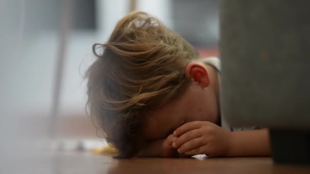 Barn Tristess Hemma Upprörd Uttråkad Unge Hemma Liggande Golvet — Stockvideo