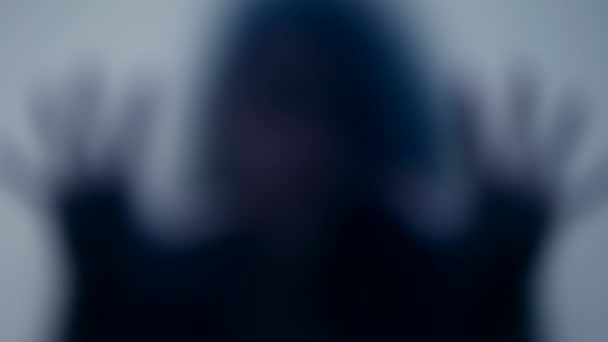 Imagen Desenfocada Mujer Apoyada Concepto Horror Vidrio Mate — Vídeos de Stock