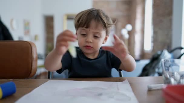 Enfant Jouant Avec Artisanat Art Maison Appuyant Sur Peinture Dans — Video