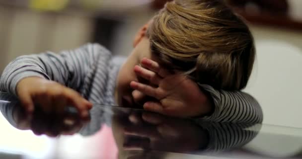 Депресивний Маленький Хлопчик Дитина Покриває Обличчя Рукою — стокове відео