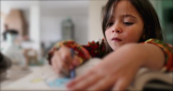 Barnteckning Papper Med Krita — Stockvideo