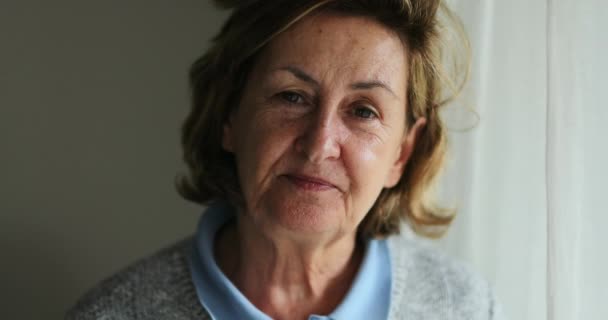 Porträtt Senior Kvinna Ansikte Tittar Kameran Med Allvarliga Uttryck — Stockvideo
