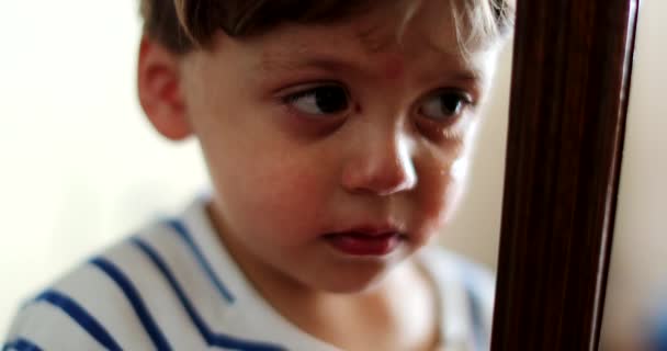 Zdenerwowany Mały Chłopiec Portret Twarz Łzawe Troskliwe Dziecko — Wideo stockowe