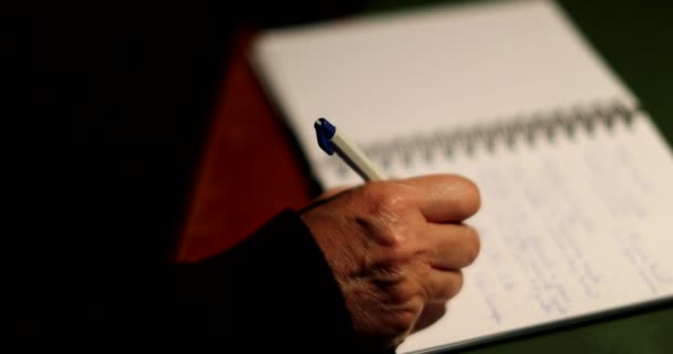 Elinde Kalem Tutan Yaşlı Bir Kadın Gece Notlar Yazıyor — Stok video