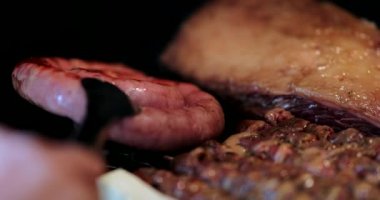 Izgara Güney Amerika churrasco 'sunda ızgara sosis ve peynir.