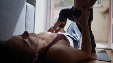 Anne karnına tırmanan çocuk evde annesiyle oynuyor.