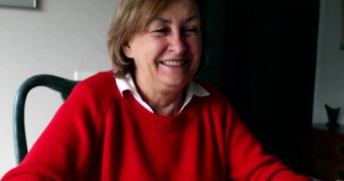 Heyecanlı, mutlu, yaşlı kadın, neşeli, son sınıf öğrencisi.