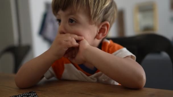 Bambino Sfregamento Viso Naso Con Mani — Video Stock