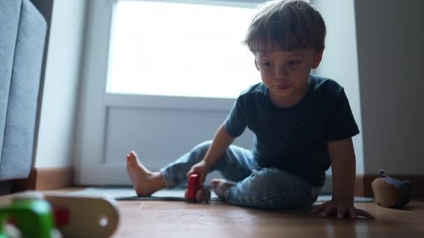 Дитина Грає Іграшкою Вдома — стокове відео