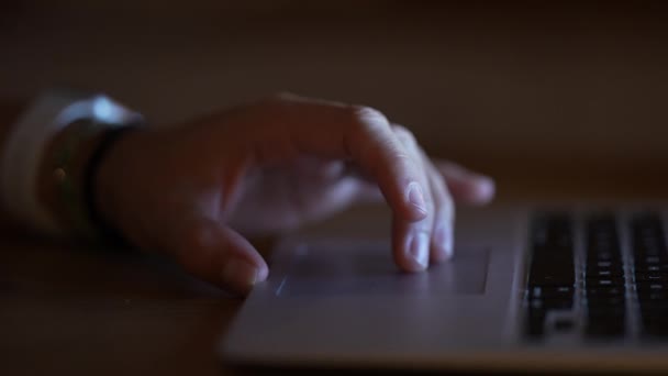 Рука Крупним Планом Перегляд Інтернету Допомогою Ноутбука Вночі — стокове відео