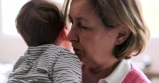Бабуся Цілує Онука Щоці Маючи Співчуття Болячею Дитиною — стокове відео