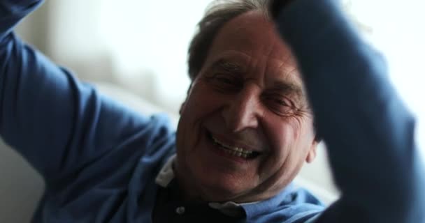Gelukkig Senior Man Lachen Glimlachen Authentieke Oudere Persoon Portret Gezicht — Stockvideo