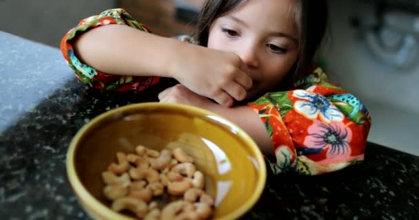 Niña Comiendo Nueces Anacardo Del Tazón Niño Come Comida Saludable — Vídeos de Stock