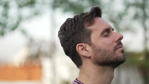 Meditasyon Yapan Bir Adam Dışarıda Dikilip Gökyüzüne Gözlerini Açıyor Özgür — Stok video