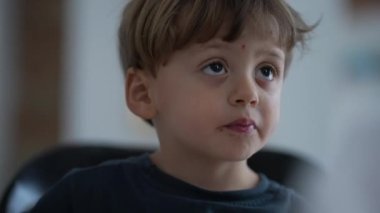 Dilini gösteren yaramaz çocuk, dilini dışarı çıkaran çocuk.