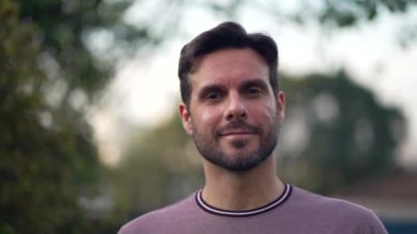 Açık havada duran, gülümseyen, yakışıklı Avrupalı bir adamın portresi. Doğanın dışından biri. İzleme görüntüsü