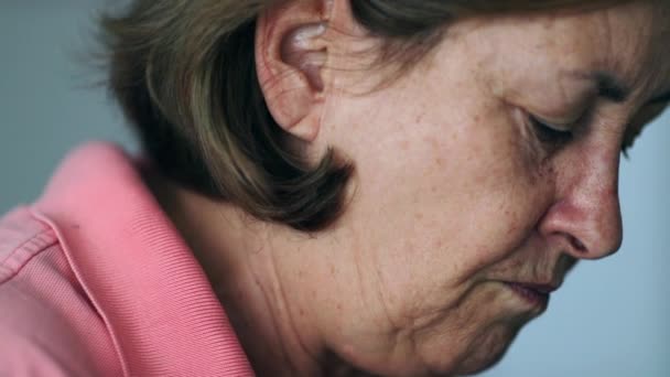 Pensiva Donna Anziana Masticare Profilo Alimentare Della Persona Anziana Mangiare — Video Stock