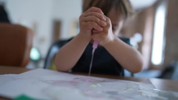 Niño Juega Casa Con Artes Manualidades Presionando Pintura — Vídeo de stock