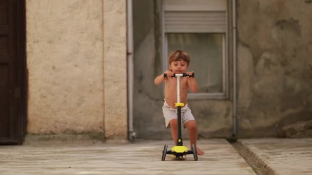 Kid Jeździ Hulajnoga Zabawki Słoneczny Dzień Aktywności — Wideo stockowe