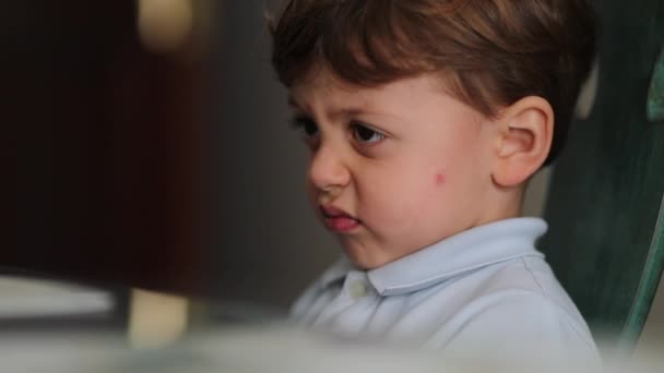 Petit Garçon Énervé Enfant Colère Grimaçant Visage Profil Émotionnel Négatif — Video