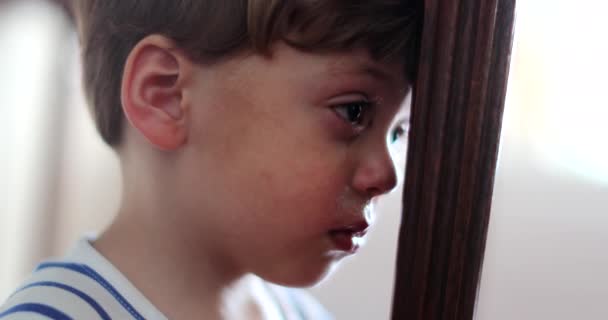 Ein Trauriger Kleiner Junge Mit Tränen Den Augen — Stockvideo