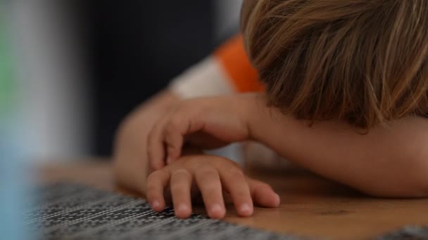 Uttråkad Liten Pojke Barn Täcka Ansikte Tristess — Stockvideo