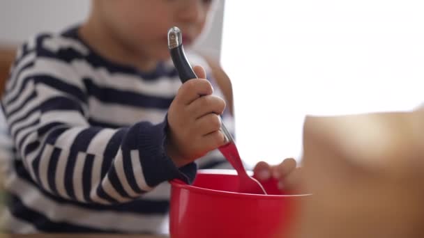 Kind Isst Erdbeerfrucht Mit Gabel — Stockvideo