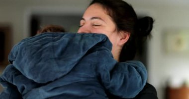 Anne kucağında bebek kucağında samimi bir aile sevgisi