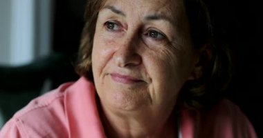 Düşünceli yaşlı bir kadın düşünceli yaşlı bir insanla karşı karşıya.