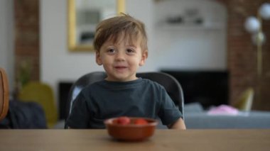 Sevimli küçük çocuk portresi gülümseyen sevimli çocuk