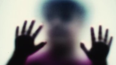 Çocuk kendini cam depresyonu zihinsel hastalık konseptinde kapana kısılmış hissediyor