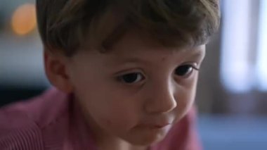 Evde can sıkıntısı çeken, yapacak bir şeyi olmayan küçük bir çocuk.