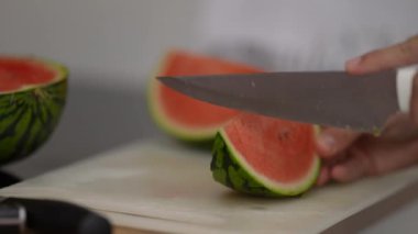 Karpuz meyvesi kesen bir el bıçağı.