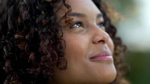Cara Jovem Grato Olhando Para Céu Sorrindo Uma Mulher Negra — Vídeo de Stock