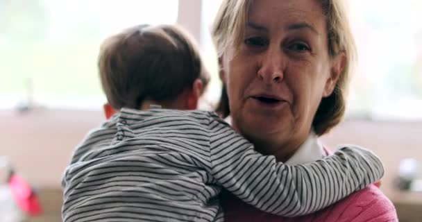 Bonne Grand Mère Tenant Bébé Petit Fils Dans Les Bras — Video