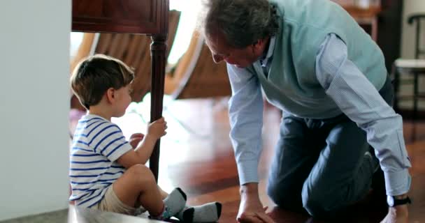 Empatyczny Dziadek Wyciągający Rękę Zranionego Emocjonalnie Dziecka Ukrywającego Się Pod — Wideo stockowe