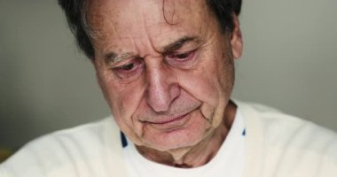 Yaşlı adam depresyon portresinden muzdarip.