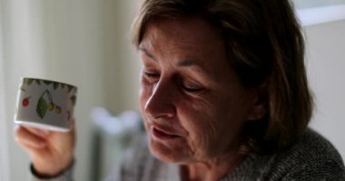 İçten gülümseyen büyükanne, yakın çekim yaşlı kadın aile etkileşimiyle karşı karşıya.