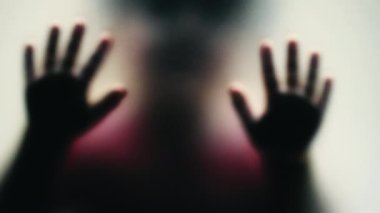 Depresyondaki çocuk konsepti camın arkasına sıkıştı ve yardım istiyor