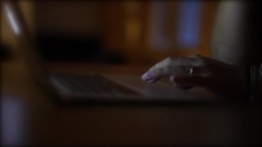 Geceleri dizüstü bilgisayarı kullanarak interneti elle tarama